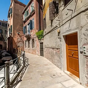  Appartement Querini Suite-balcony On Canal, Close To San Marco